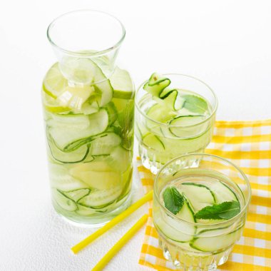 Su Sassi. Kilo verme ve vücudu temizleme kavramı..