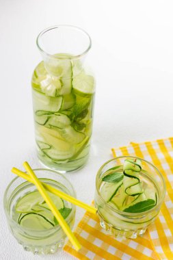 Su Sassi. Kilo verme ve vücudu temizleme kavramı..