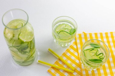 Su Sassi. Kilo verme ve vücudu temizleme kavramı..