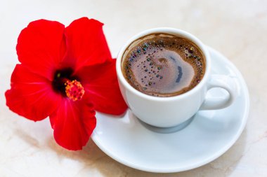 Geleneksel canlandırıcı Türk kahvesi. Beyaz bir fincan kahve çiçeklerle süslenir. Güzel besleme