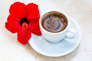 Geleneksel canlandırıcı Türk kahvesi. Beyaz bir fincan kahve çiçeklerle süslenir. Güzel besleme