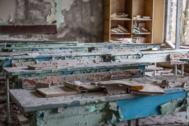 Ukrayna 'nın Pripyat şehrindeki okul binası. Boşluk. Sersemlik. Yasak bölge. Çernobil Bölgesi