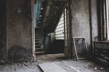 Ukrayna 'nın Pripyat şehrindeki okul binası. Boşluk. Sersemlik. Yasak bölge. Çernobil Bölgesi