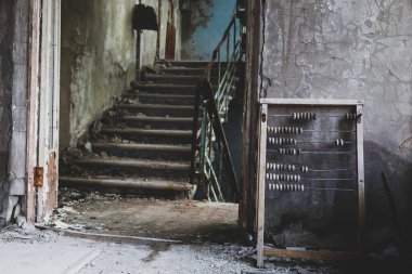 Ukrayna 'nın Pripyat şehrindeki okul binası. Boşluk. Sersemlik. Yasak bölge. Çernobil Bölgesi