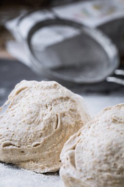 Doğal çavdar mayası üzerine dışkı. Kepekli. Yaşıyor. Çok doğal. Mayasız. Sağlıklı beslenme kavramı.