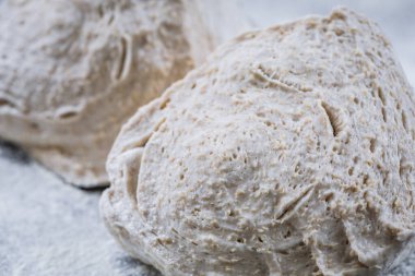 Doğal çavdar mayası üzerine dışkı. Kepekli. Yaşıyor. Çok doğal. Mayasız. Sağlıklı beslenme kavramı.