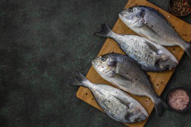 Taze dorado balığı. Protein kaynağı.