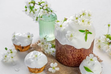 Bahar çiçekleriyle süslenmiş Paskalya ekmeği. Paskalya konsepti