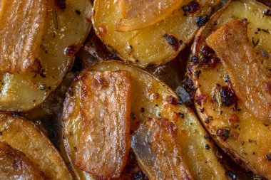 Pastırma ve baharatlı fırında patates.