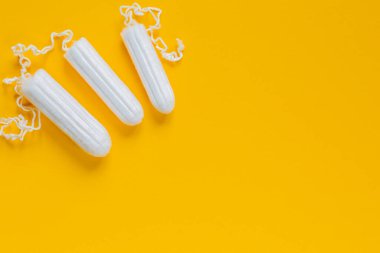 Parlak arka planda hijyenik tamponlar.