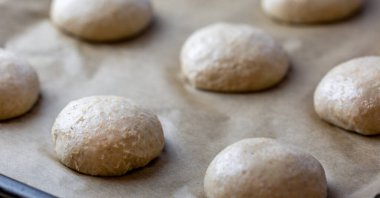 Tam tahıllı hamburger ekmeği. Pişirmeden önce hamuru düzeltiyorum. Hazırlık