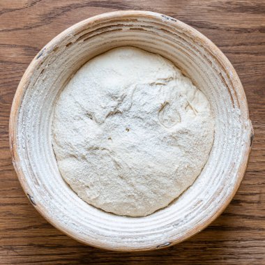 Hamuru özel bir sepetle toplama süreci. Banneton. Hamur, doğal ekşi mayadan yapılır. Buğday hamuru. Fermantasyon.