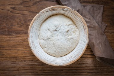 Hamuru özel bir sepetle toplama süreci. Banneton. Hamur, doğal ekşi mayadan yapılır. Buğday hamuru. Fermantasyon.