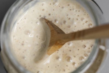 Ekmek için olgun ekşi ekmek. Ekmek yaprakları aktiftir. Yüzde yüz mayalanma