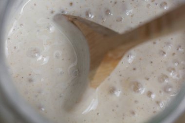 Ekmek için olgun ekşi ekmek. Ekmek yaprakları aktiftir. Yüzde yüz mayalanma