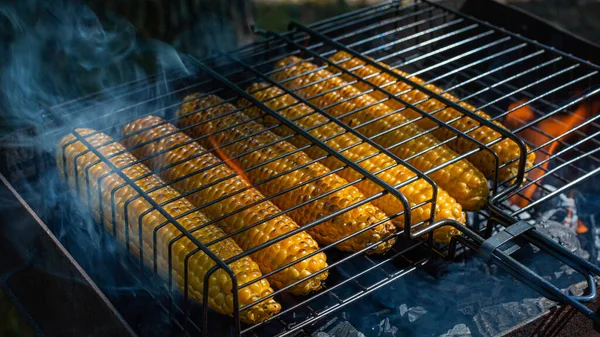 トウモロコシを焼く 野菜のグリル — ストック写真