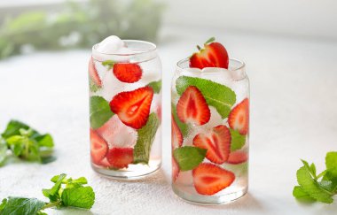 Çilekli içecek ve bardakta nane şekeri