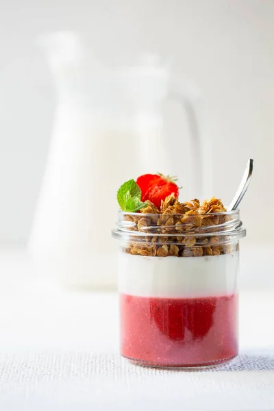 Joghurt Mit Erdbeerpüree Und Müsli Glas Dessert Stockbild