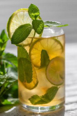 Naneli buzlu buzlu buzlu çay. Serin yaz içeceği.