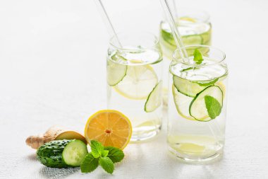 Sassi suyu. Limon, salatalık, zencefil ve nane ile detoks içeceği. Sağlıklı gıda konsepti