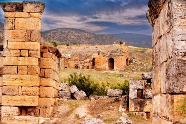 Türkiye'de yıkılmış kale.    .