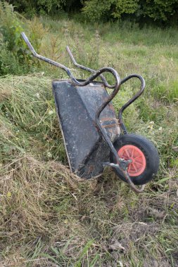 Kalkık bir el arabası bir kompost yığın üzerinde dikey çekim