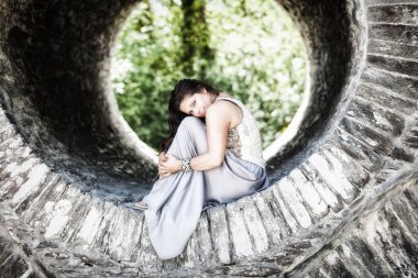 Taştan bir duvar zarif Bayan kıvrılmış.