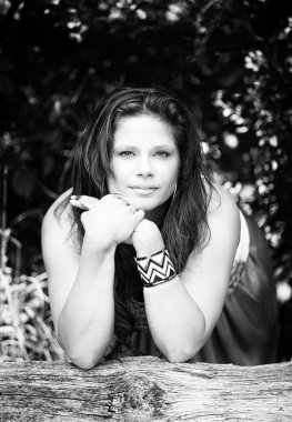 Kafkas kadın ellerinde yaslanmış