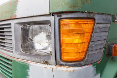 Farklı renk boya ve astar ile araç yıpranmış eski bir. İdeal yenileme projesi.