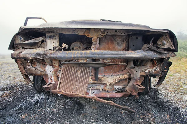 Yanmış bir araba önden görünümü