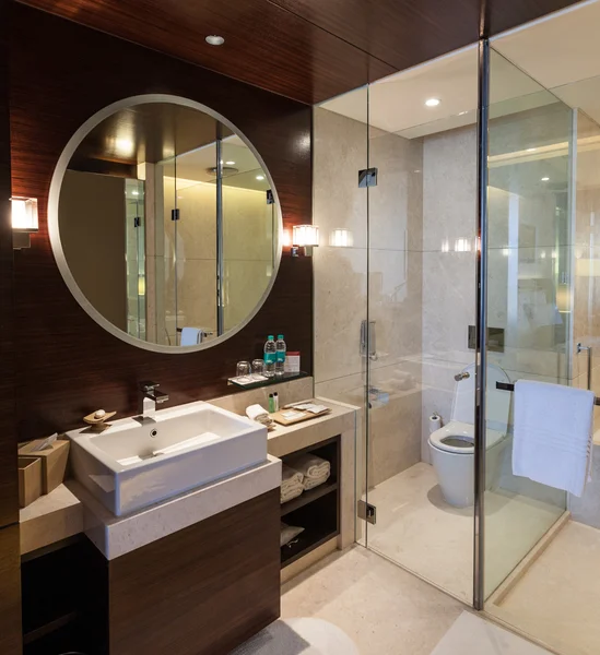 Otel banyo modern ve lüks konaklama seyahat