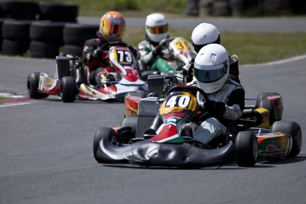 Bir yarış pistinde bir viraj dışına geliyor go-kartlar yarış, onlar tam gidiyor pace