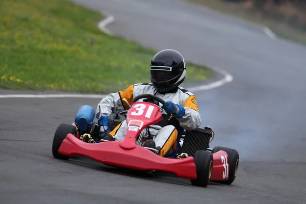 Pojedynczy Gokart jechal prosto, w kierunku zgięcia na torze — Zdjęcie stockowe