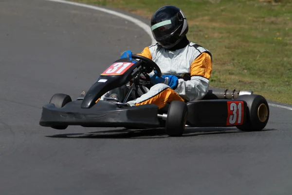 Corrida ir kart com roda dianteira no ar — Fotografia de Stock