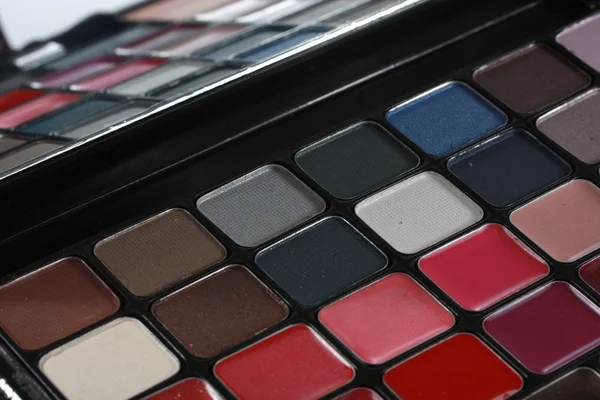 Makyaj fırçaları ve kalem ile ayarla