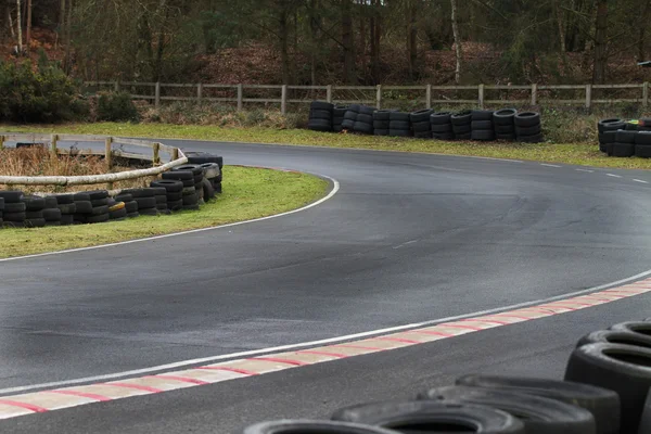 Rennbahnkurve mit Reifenwand, Kurve auf einer Autorennstrecke — Stockfoto