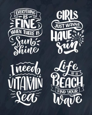 Summer 'la ilgili el yazması kompozisyonlarla ayarlanmış. Komik sezon sloganları. Seyahat acentesi ve sahil partisi için el yazısı alıntıları. Pankart, kartpostal, baskı ya da poster için harika bir tasarım. Vektör illüstrasyonu