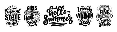 Summer 'la ilgili el yazması kompozisyonlarla ayarlanmış. Komik sezon sloganları. Seyahat acentesi ve sahil partisi için el yazısı alıntıları. Pankart, kartpostal, baskı ya da poster için harika bir tasarım. Vektör illüstrasyonu