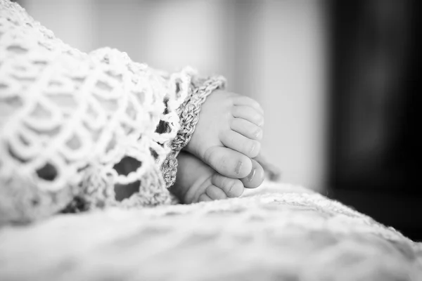 Close-up foto van de pasgeboren baby voeten. Zwart-wit foto. B — Stockfoto