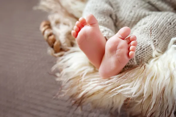 Nahaufnahme von neugeborenen Babyfüßen — Stockfoto