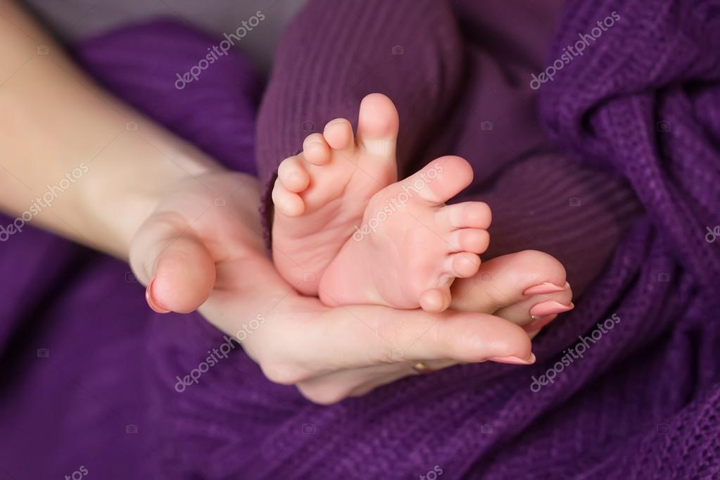 母の手で赤ちゃんの足 女性の Sh に小さな新生児の足 ストック写真 C Liudmila Fadzeyeva Gmail Com 母の手で赤ちゃんの足 女性の Sh に小さな新生児の足 ストック写真 C Liudmila Fadzeyeva Gmail Com
