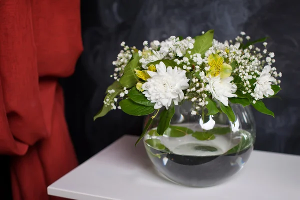 Witte bloemen in glasvaas. Bbouquet voor chrysanten — Stockfoto