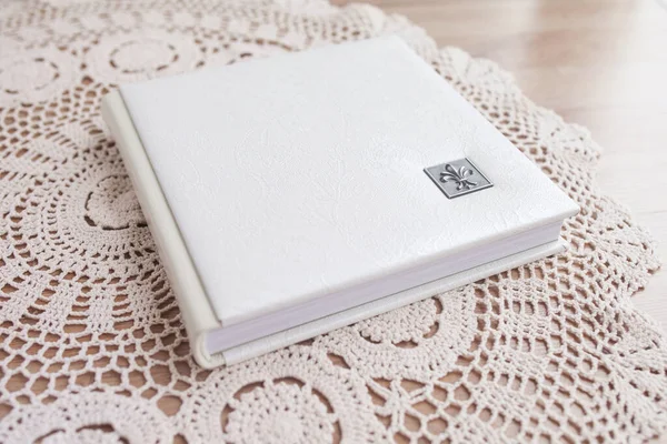 White Photo Book Leather Cover Stylish Wedding Photo Album Family — Stock Photo, Image