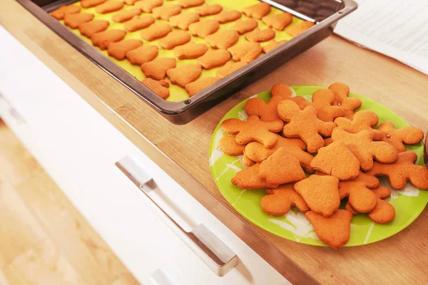 Pepparkaksmannen Tallrik Och Bakplåt Bara Ugnen Julbakning Förberedelser Inför Semestern — Stockfoto