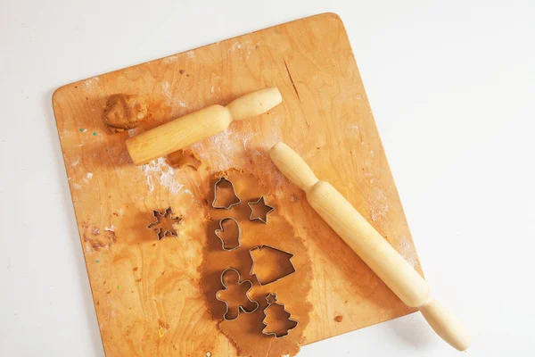 Masa Cruda Rodillo Para Galletas Navidad Sobre Tabla Madera Cortadores —  Fotos de Stock