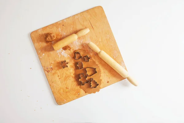 Roher Teig Und Nudelholz Für Weihnachtsplätzchen Auf Holzbrett Ausstechformen Weihnachtsbaum — Stockfoto