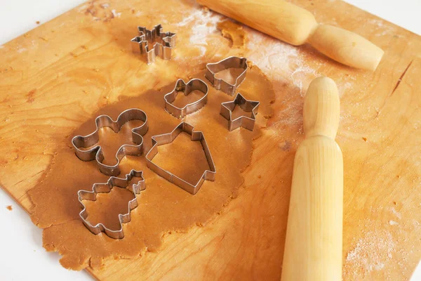 Syrové Těsto Válečky Vánoční Cukroví Dřevěné Desce Cookie Cutters Vánoční — Stock fotografie