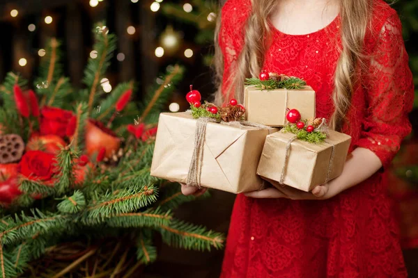 Mãos Menina Segurando Caixas Presente Espaço Para Cópia Natal Ano — Fotografia de Stock