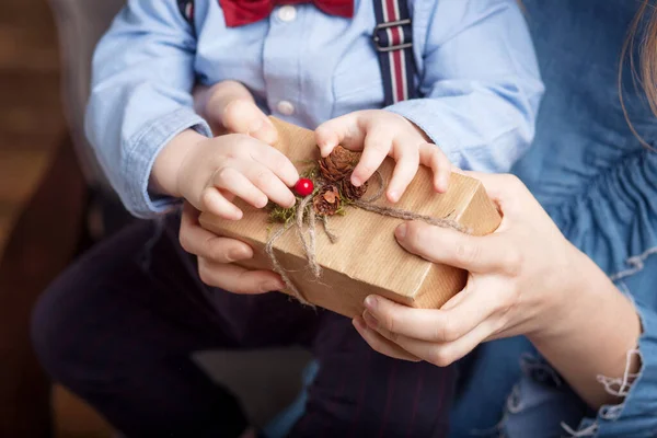 Ruce Rodičů Dítěte Držící Vánoční Dárkovou Krabici Vánoční Výzdoba Šťastná — Stock fotografie
