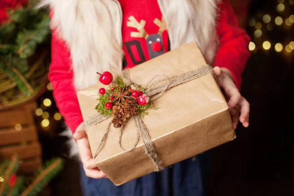 Meisjes Handen Die Een Geschenkdoos Vasthouden Begrepen Ruimte Kerstmis Nieuwjaar — Stockfoto